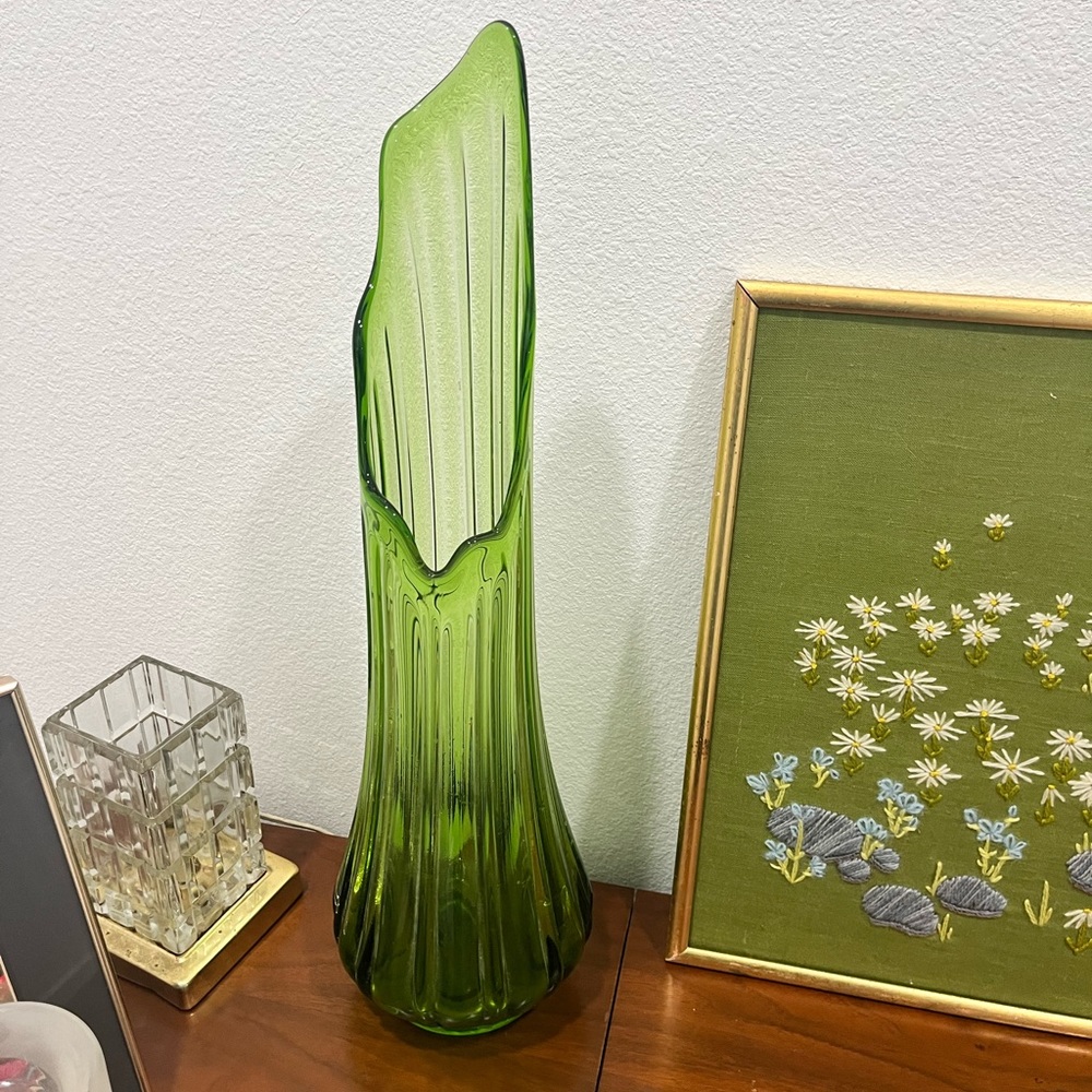 Vintage L.E. Smith Fat Bottom Simplicity Green Chunky Glass Swung Vase MCM